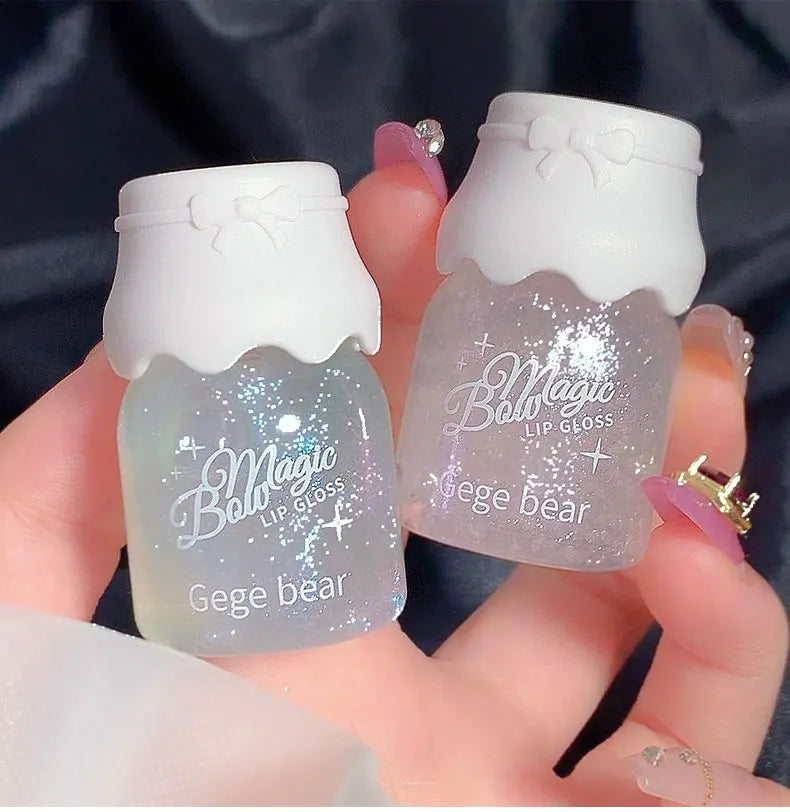 O leite em forma de borboleta pode um protetor labial hidrata e hidrata a superfície do espelho, com lábios cintilantes e pouty