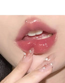 O leite em forma de borboleta pode um protetor labial hidrata e hidrata a superfície do espelho, com lábios cintilantes e pouty