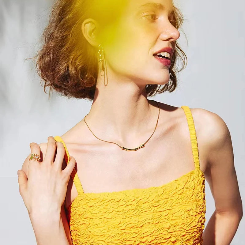 Moda europeia e americana simples aço inoxidável cor dourada corrente de clavícula para moda feminina colares curtos joias